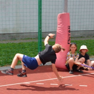 Pierwszy dzień półkolonii - zabawy na boisku sportowym
