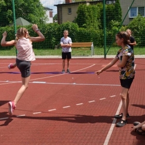 Pierwszy dzień półkolonii - zabawy na boisku sportowym