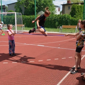 Pierwszy dzień półkolonii - zabawy na boisku sportowym