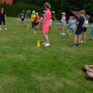 Piąty dzień półkolonii - dzień sportu na boisku sportowym w Nakle Śląskim