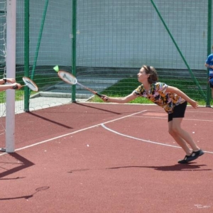 Pierwszy dzień półkolonii - zabawy na boisku sportowym
