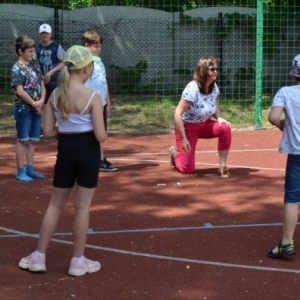 Pierwszy dzień półkolonii - zabawy na boisku sportowym