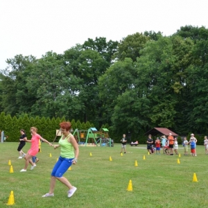 Piąty dzień półkolonii - dzień sportu na boisku sportowym w Nakle Śląskim