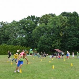 Piąty dzień półkolonii - dzień sportu na boisku sportowym w Nakle Śląskim