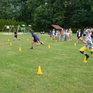 Piąty dzień półkolonii - dzień sportu na boisku sportowym w Nakle Śląskim