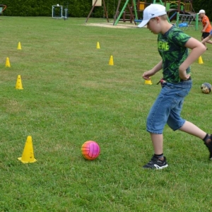 Piąty dzień półkolonii - dzień sportu na boisku sportowym w Nakle Śląskim