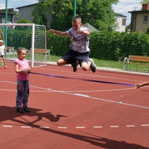 Pierwszy dzień półkolonii - zabawy na boisku sportowym