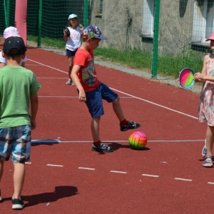 Pierwszy dzień półkolonii - zabawy na boisku sportowym