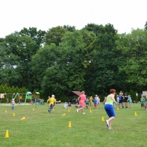 Piąty dzień półkolonii - dzień sportu na boisku sportowym w Nakle Śląskim