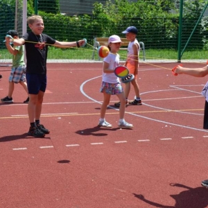 Pierwszy dzień półkolonii - zabawy na boisku sportowym