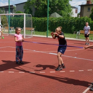Pierwszy dzień półkolonii - zabawy na boisku sportowym
