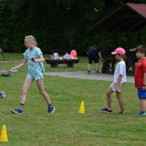 Piąty dzień półkolonii - dzień sportu na boisku sportowym w Nakle Śląskim