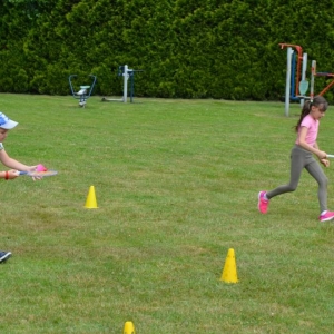 Piąty dzień półkolonii - dzień sportu na boisku sportowym w Nakle Śląskim