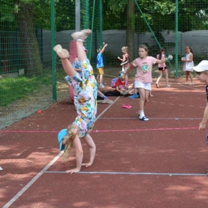 Pierwszy dzień półkolonii - zabawy na boisku sportowym