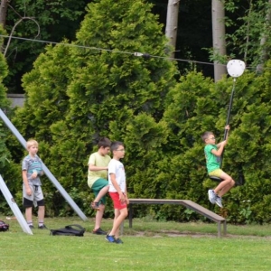 Piąty dzień półkolonii - dzień sportu na boisku sportowym w Nakle Śląskim
