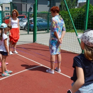 Pierwszy dzień półkolonii - zabawy na boisku sportowym