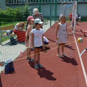 Pierwszy dzień półkolonii - zabawy na boisku sportowym
