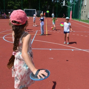 Pierwszy dzień półkolonii - zabawy na boisku sportowymPierwszy dzień półkolonii - zabawy na boisku sportowym