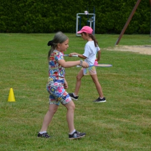 Piąty dzień półkolonii - dzień sportu na boisku sportowym w Nakle Śląskim
