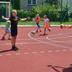 Pierwszy dzień półkolonii - zabawy na boisku sportowym