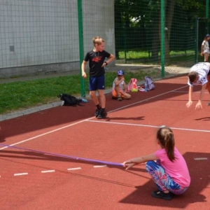 Pierwszy dzień półkolonii - zabawy na boisku sportowym