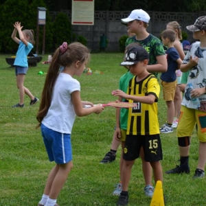 Piąty dzień półkolonii - dzień sportu na boisku sportowym w Nakle Śląskim