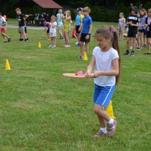 Piąty dzień półkolonii - dzień sportu na boisku sportowym w Nakle Śląskim