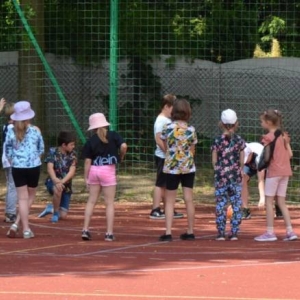Pierwszy dzień półkolonii - zabawy na boisku sportowym