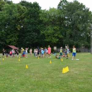 Piąty dzień półkolonii - dzień sportu na boisku sportowym w Nakle Śląskim