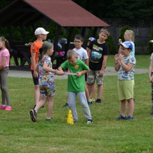 Piąty dzień półkolonii - dzień sportu na boisku sportowym w Nakle Śląskim