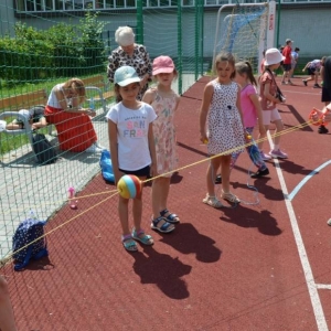 Pierwszy dzień półkolonii - zabawy na boisku sportowym