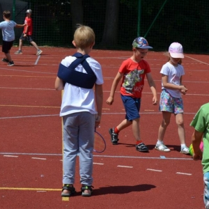 Pierwszy dzień półkolonii - zabawy na boisku sportowym
