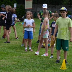 Piąty dzień półkolonii - dzień sportu na boisku sportowym w Nakle Śląskim
