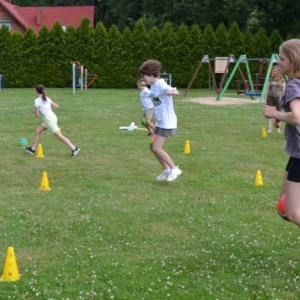 Piąty dzień półkolonii - dzień sportu na boisku sportowym w Nakle Śląskim