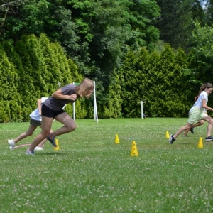 Piąty dzień półkolonii - dzień sportu na boisku sportowym w Nakle Śląskim