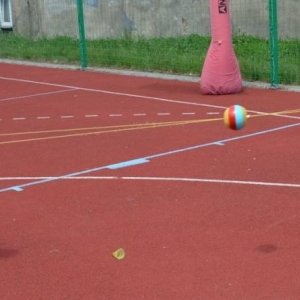 Pierwszy dzień półkolonii - zabawy na boisku sportowym