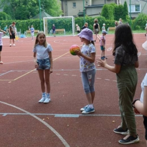 Pierwszy dzień półkolonii - zabawy na boisku sportowym