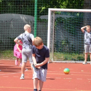 Pierwszy dzień półkolonii - zabawy na boisku sportowym