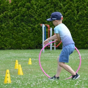 Piąty dzień półkolonii - dzień sportu na boisku sportowym w Nakle Śląskim