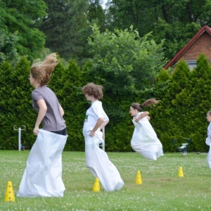 Piąty dzień półkolonii - dzień sportu na boisku sportowym w Nakle Śląskim