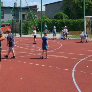 Pierwszy dzień półkolonii - zabawy na boisku sportowym