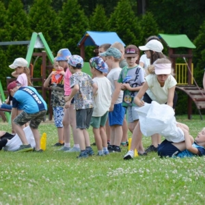 Piąty dzień półkolonii - dzień sportu na boisku sportowym w Nakle Śląskim