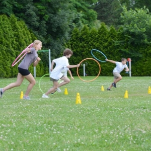 Piąty dzień półkolonii - dzień sportu na boisku sportowym w Nakle Śląskim