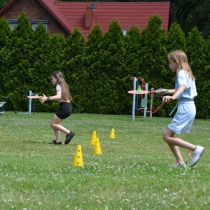 Piąty dzień półkolonii - dzień sportu na boisku sportowym w Nakle Śląskim