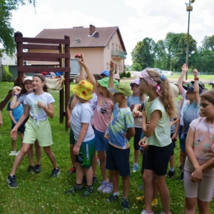 Piąty dzień półkolonii - dzień sportu na boisku sportowym w Nakle Śląskim