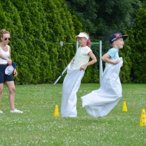 Piąty dzień półkolonii - dzień sportu na boisku sportowym w Nakle Śląskim