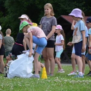 Piąty dzień półkolonii - dzień sportu na boisku sportowym w Nakle Śląskim
