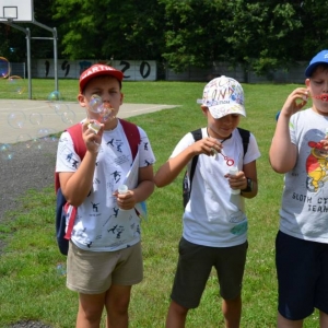 Piąty dzień półkolonii - dzień sportu na boisku sportowym w Nakle Śląskim