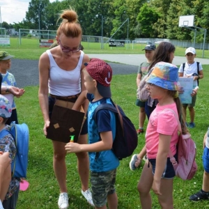 Piąty dzień półkolonii - dzień sportu na boisku sportowym w Nakle Śląskim