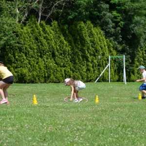 Piąty dzień półkolonii - dzień sportu na boisku sportowym w Nakle Śląskim